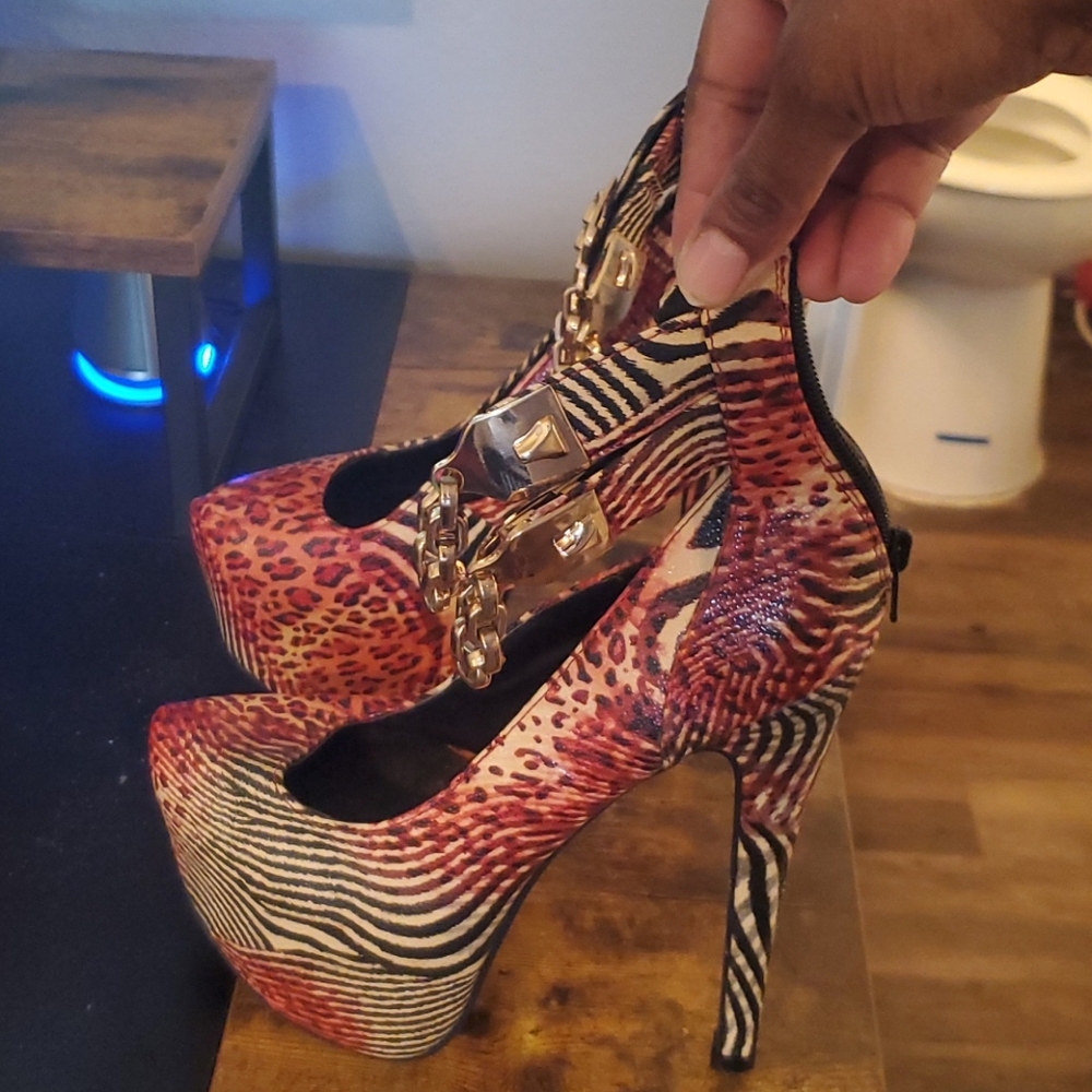 Shoes - Picture 2 of 3